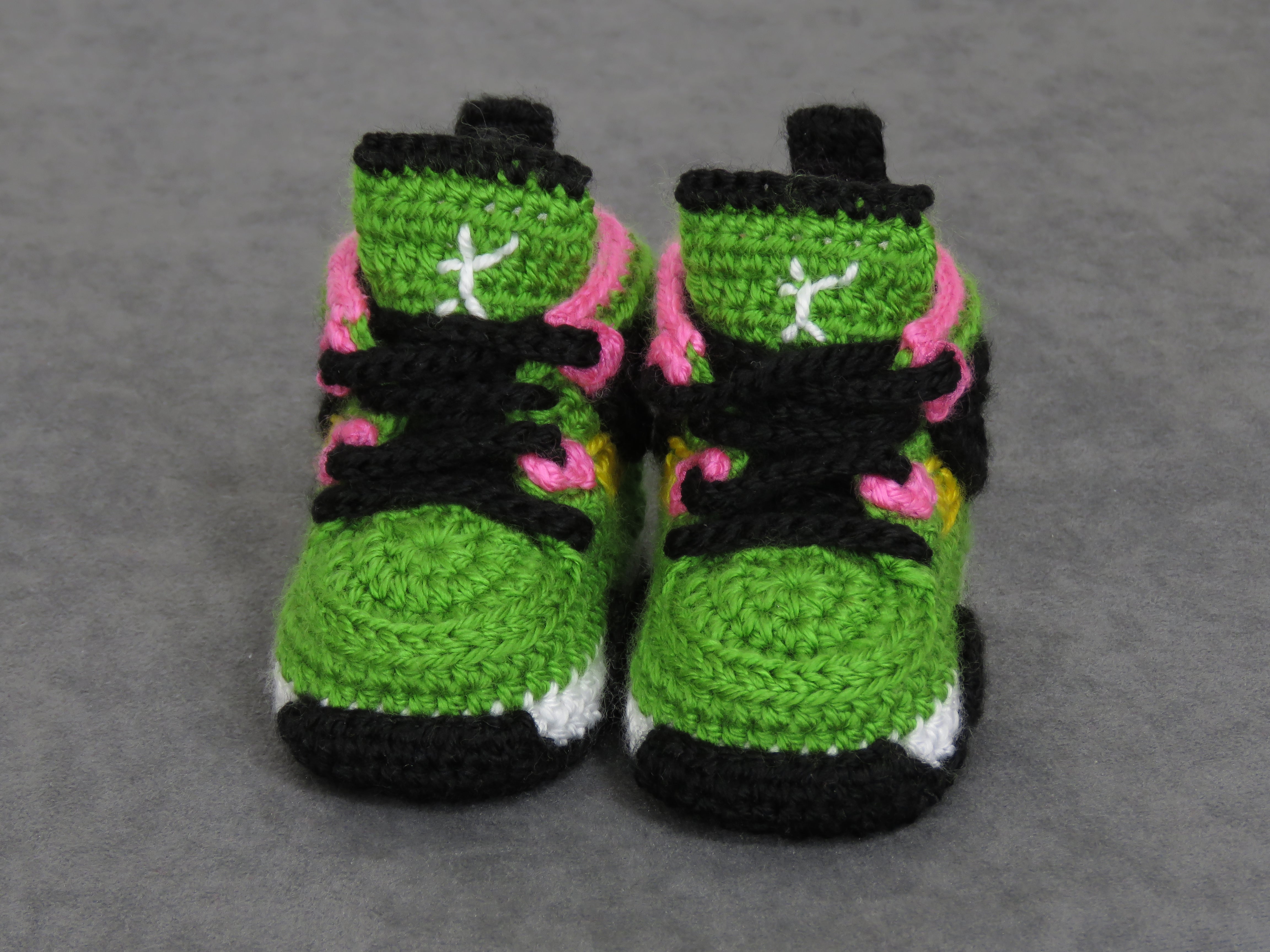 Liebevoll gehäkelte Babyschuhe