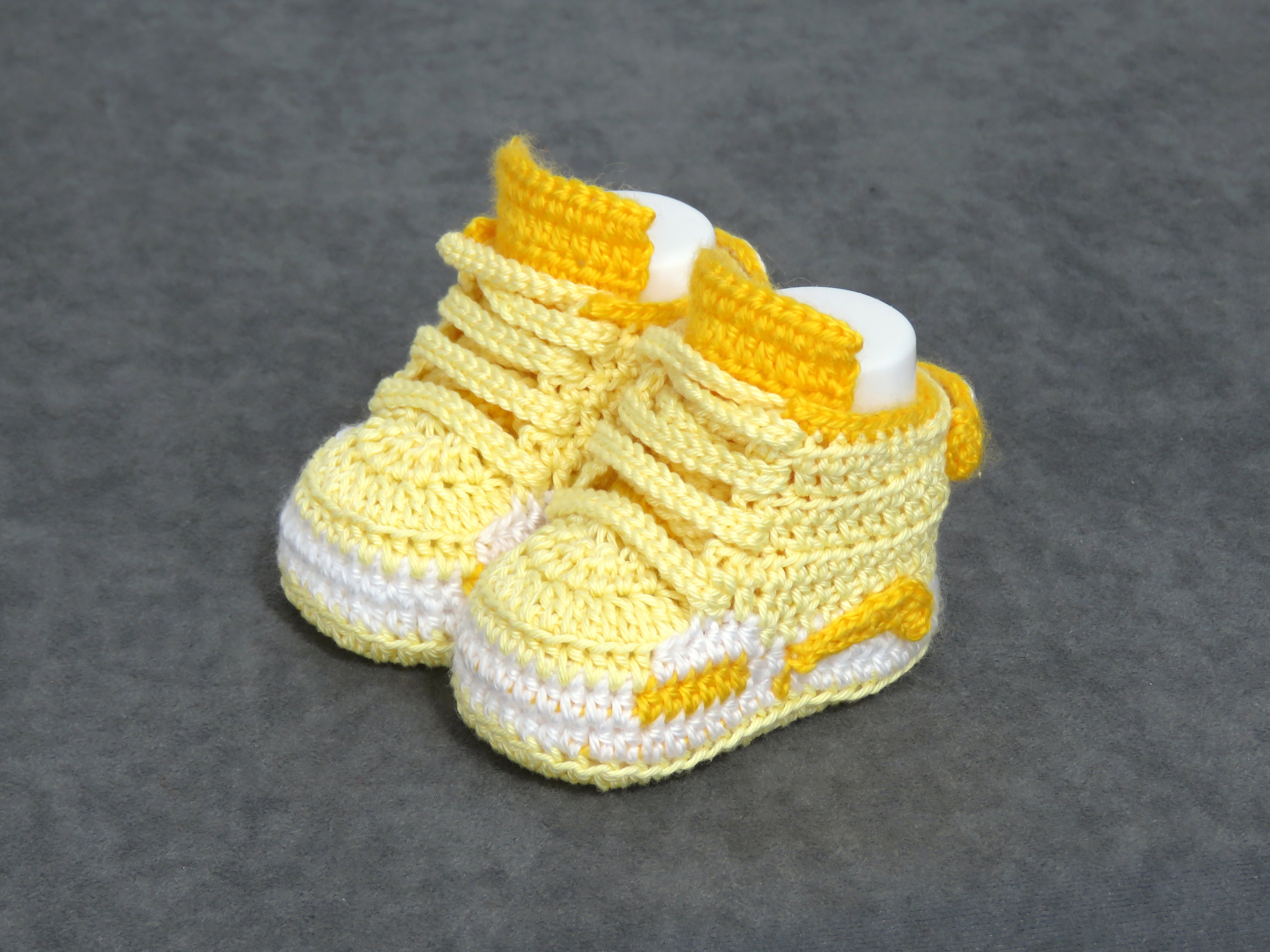 Liebevoll gehäkelte Babyschuhe