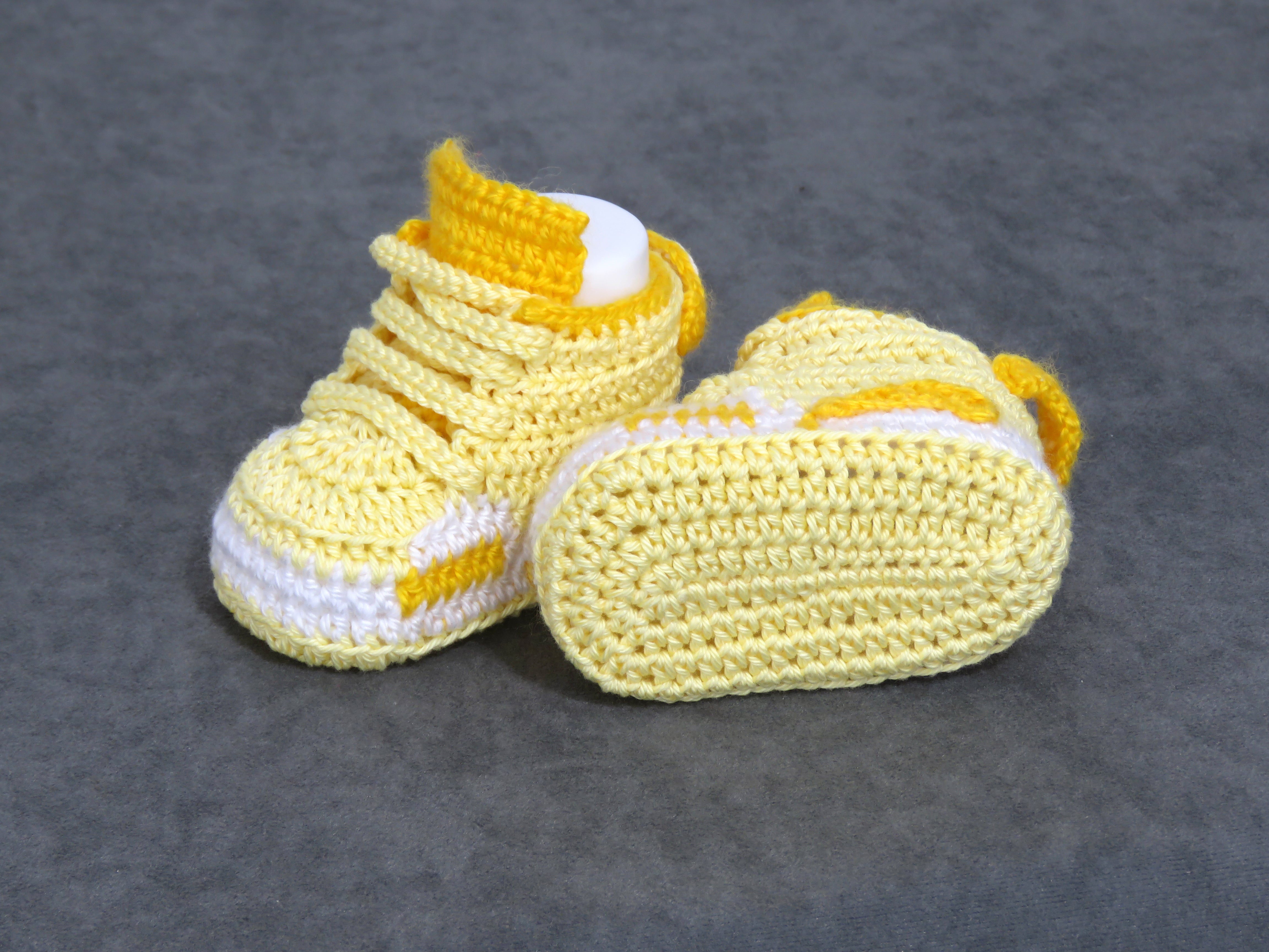 Liebevoll gehäkelte Babyschuhe