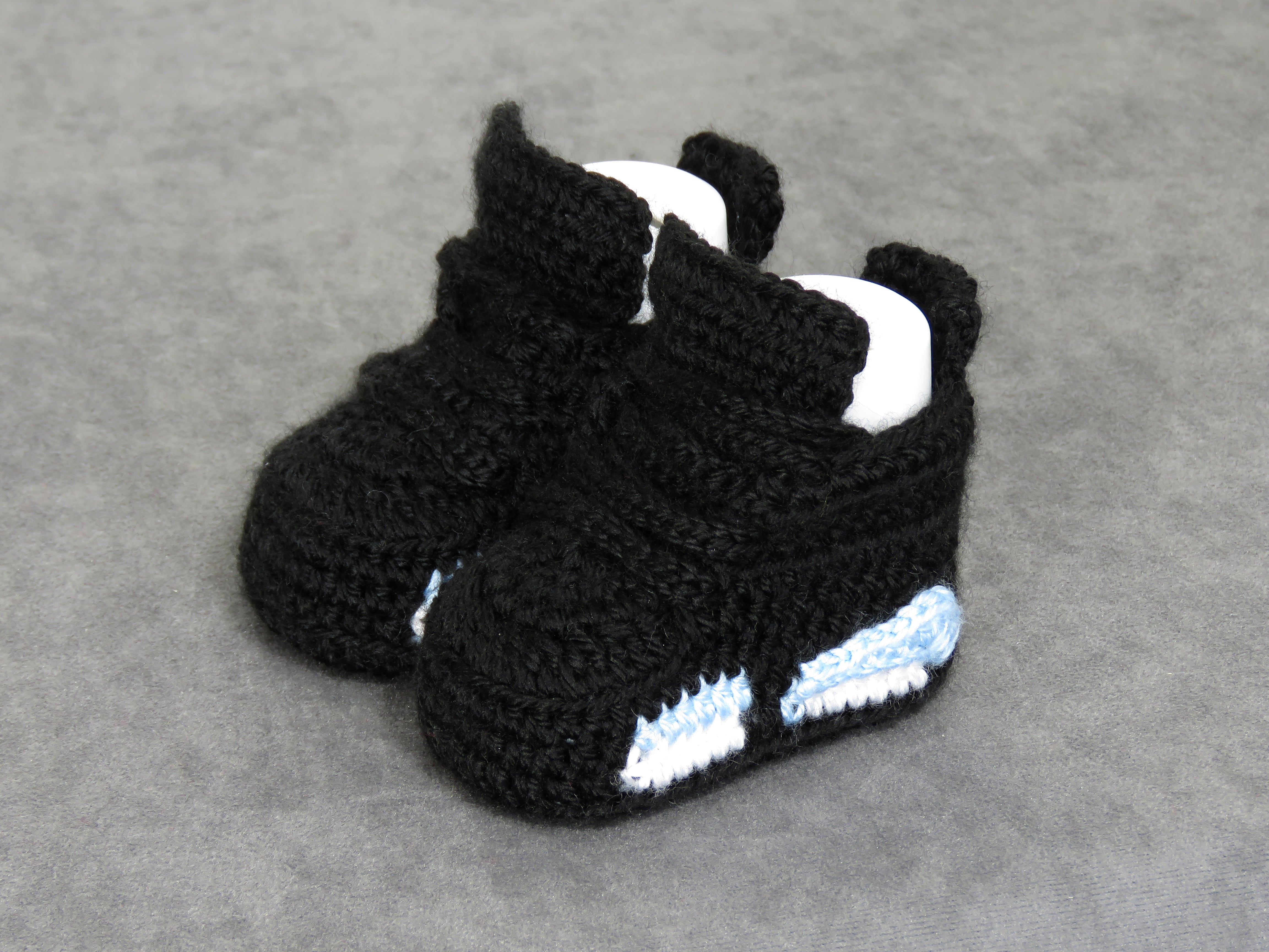 Liebevoll gehäkelte Babyschuhe