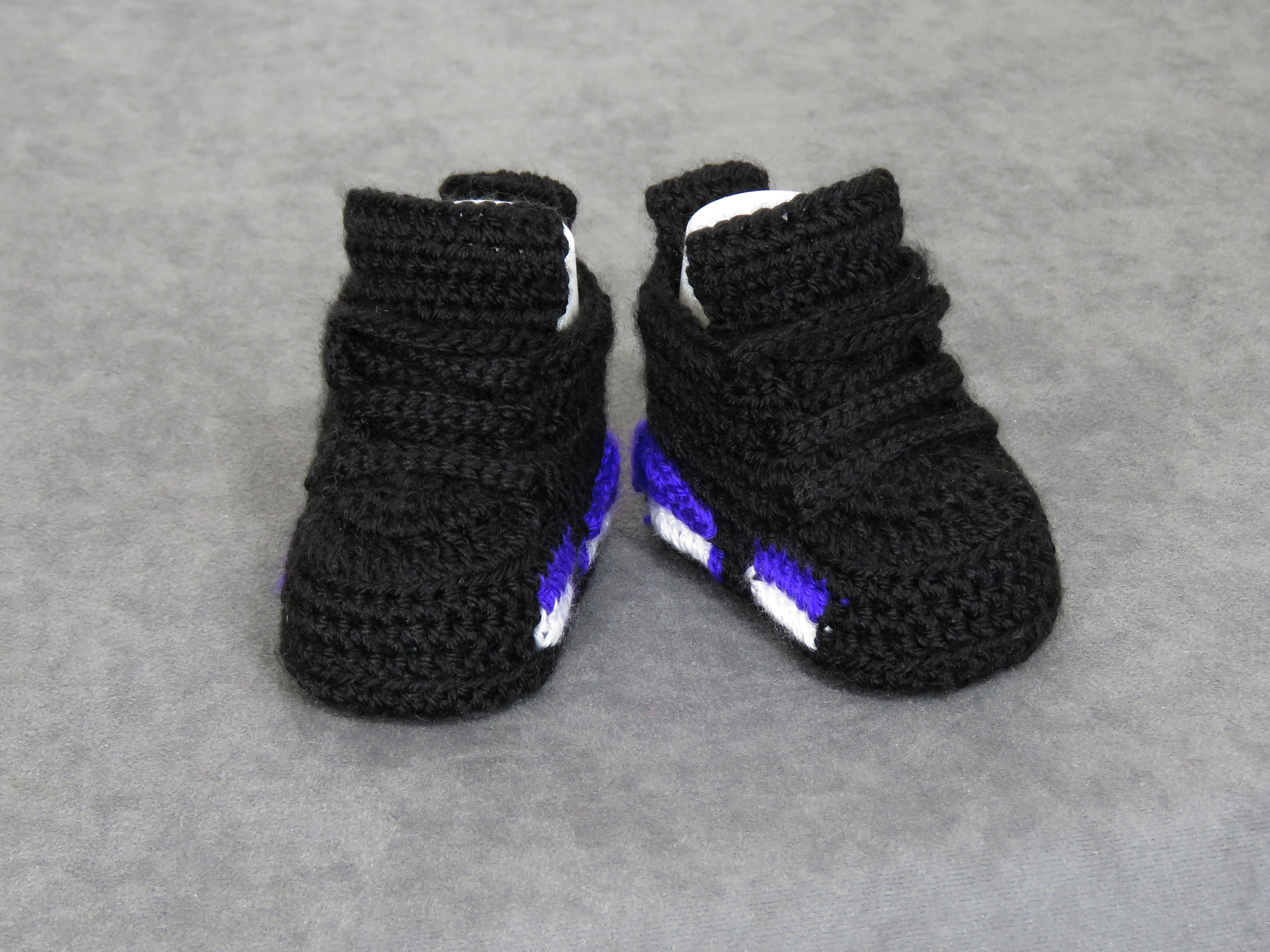 Liebevoll gehäkelte Babyschuhe