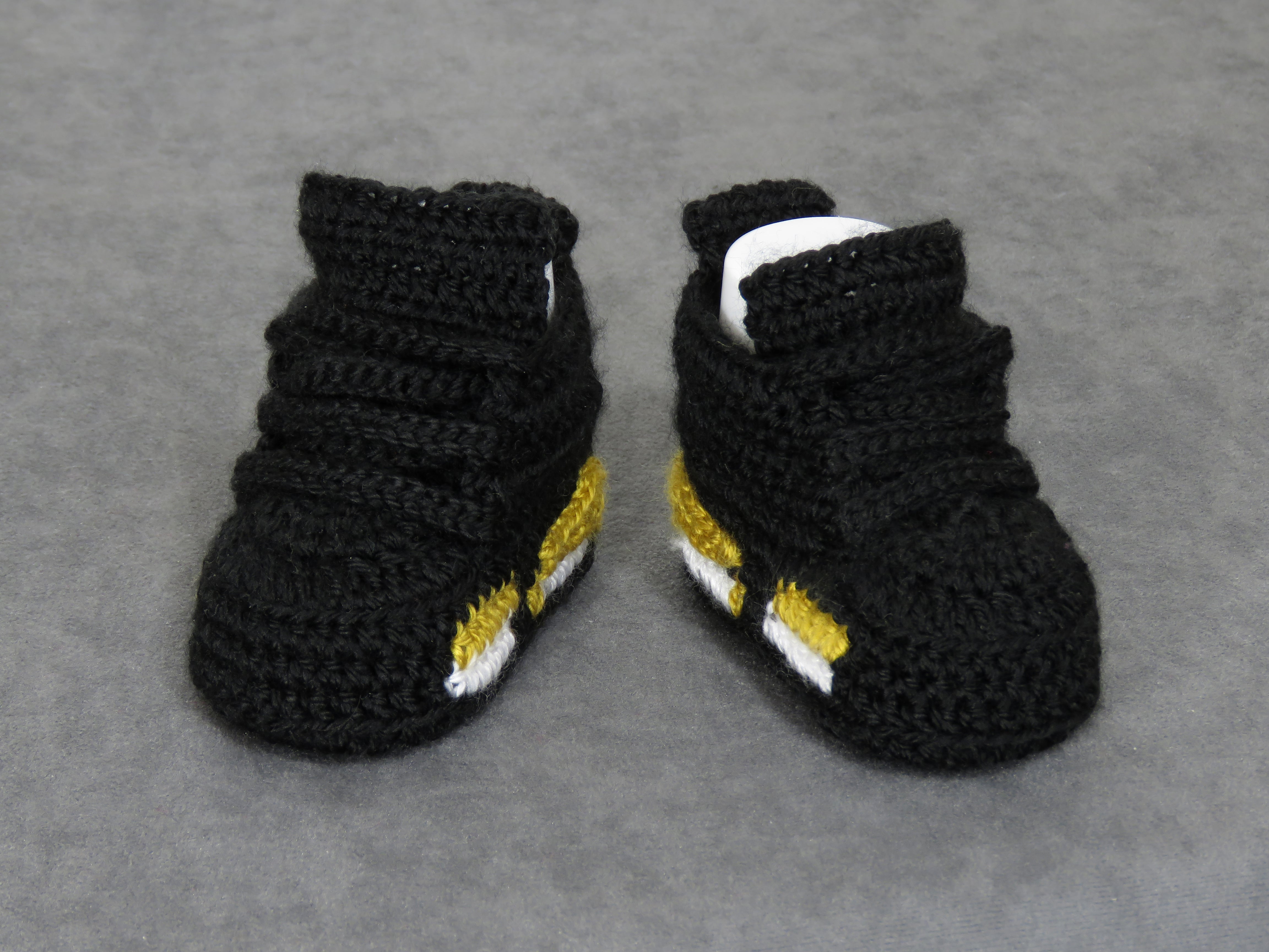 Liebevoll gehäkelte Babyschuhe