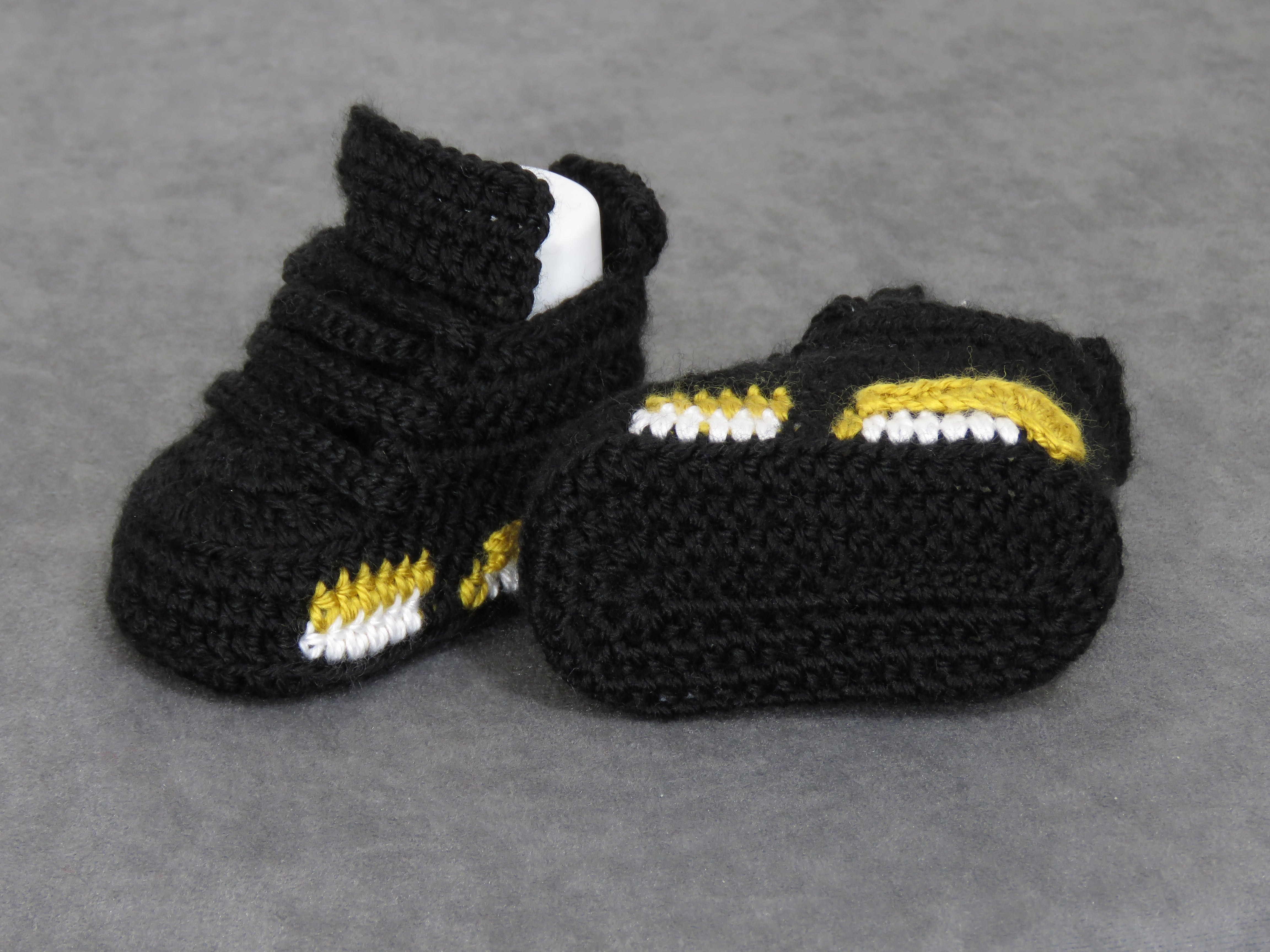 Liebevoll gehäkelte Babyschuhe