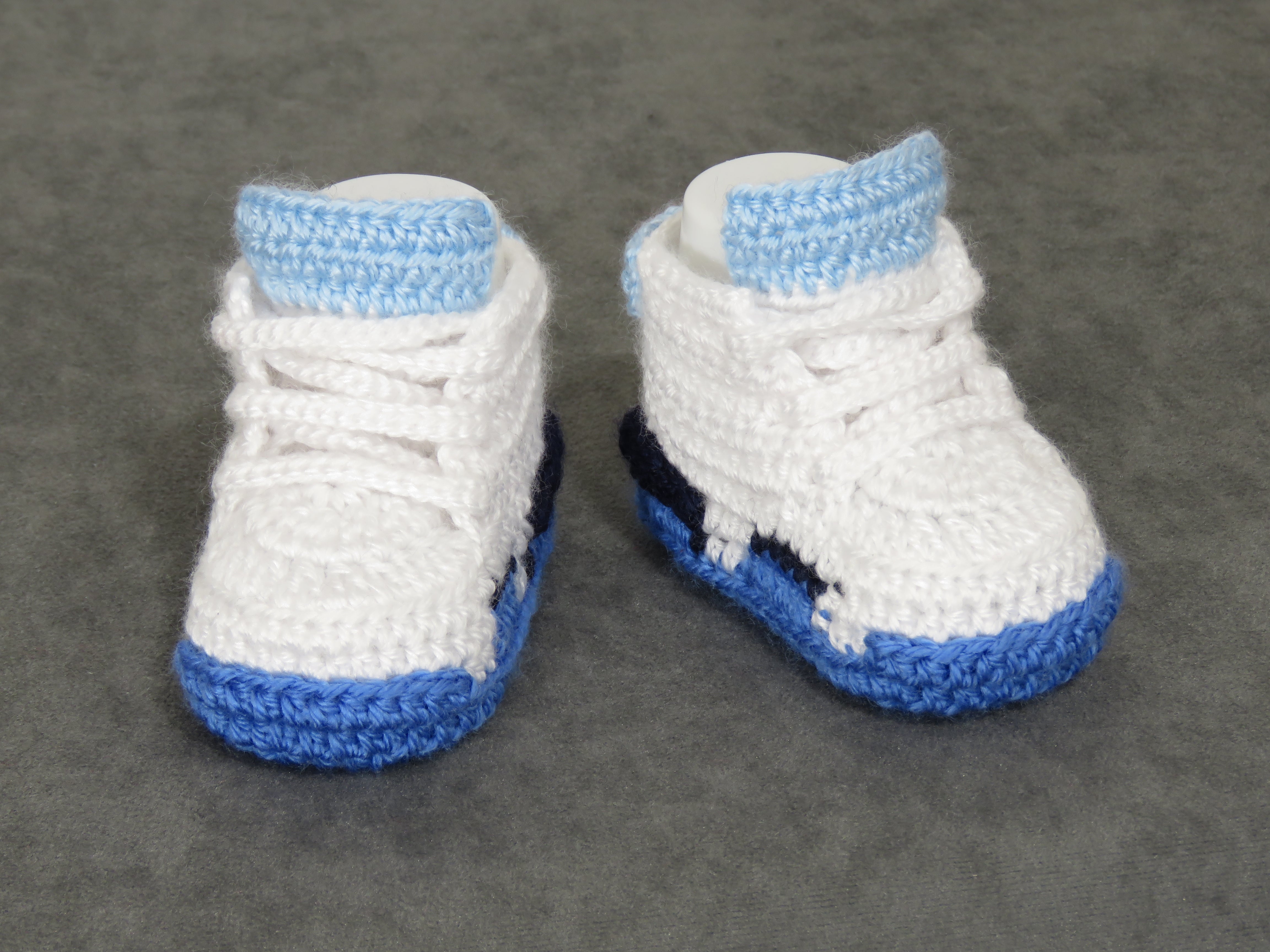 Liebevoll gehäkelte Babyschuhe