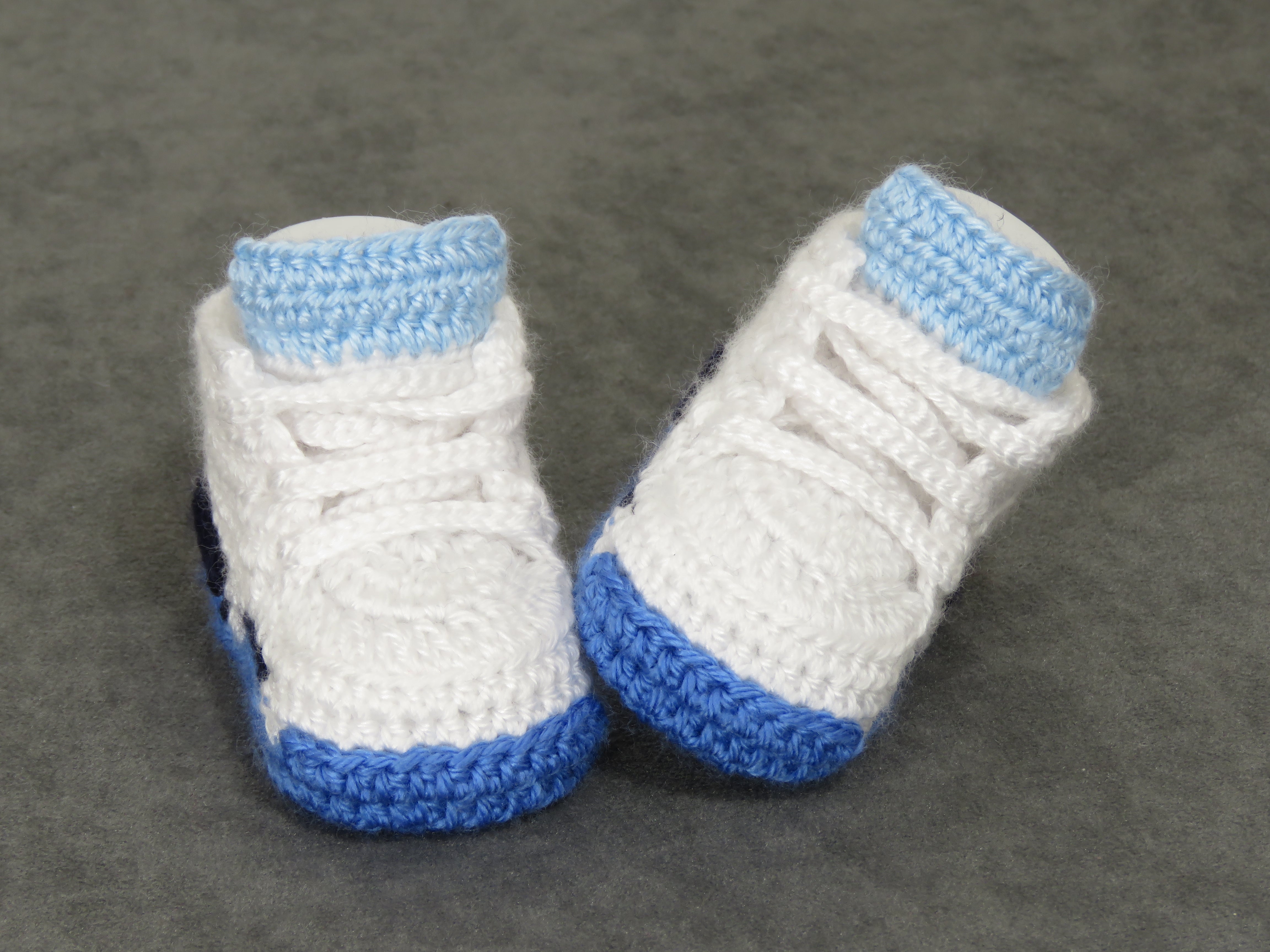 Liebevoll gehäkelte Babyschuhe