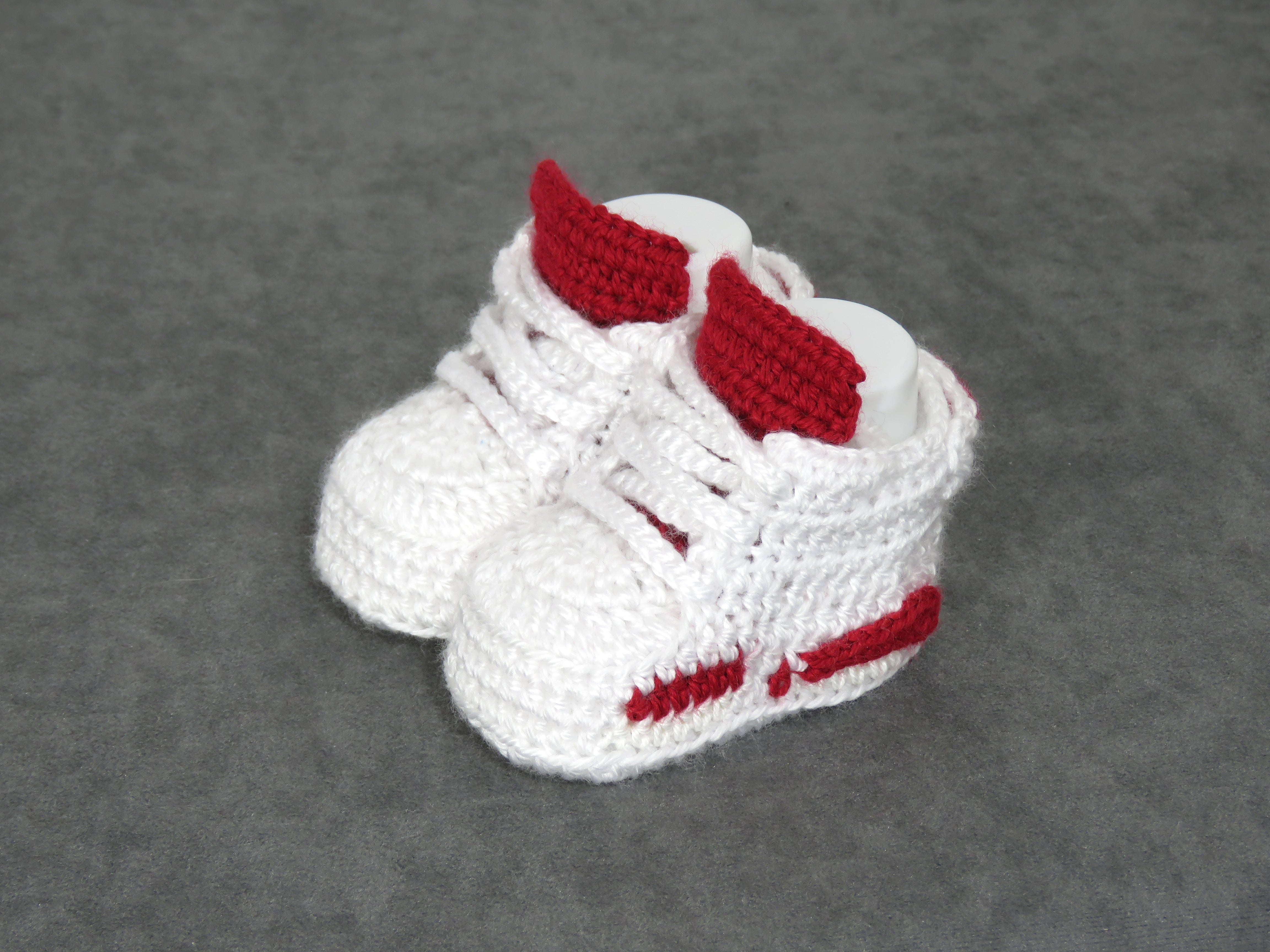 Liebevoll gehäkelte Babyschuhe