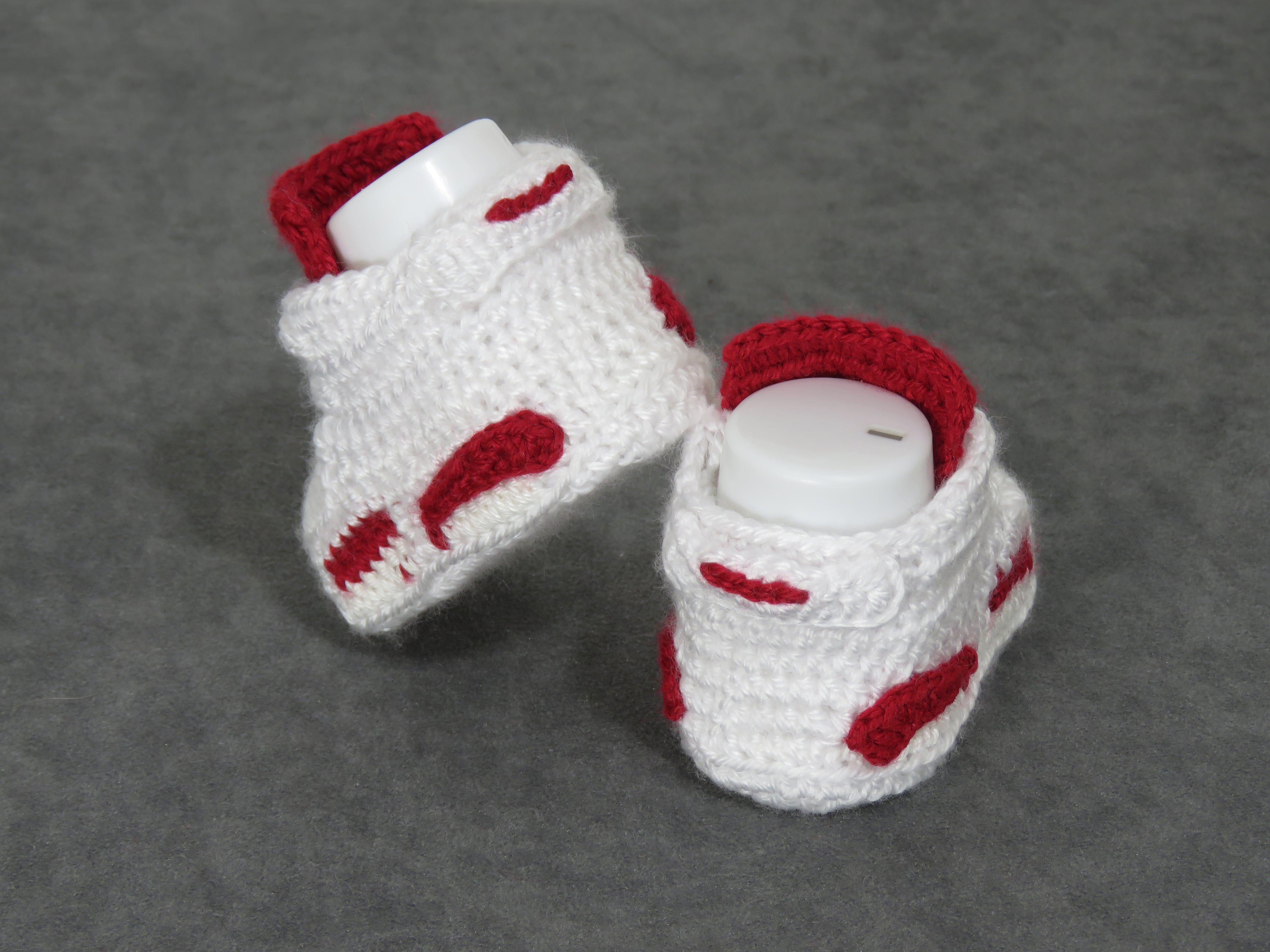 Liebevoll gehäkelte Babyschuhe