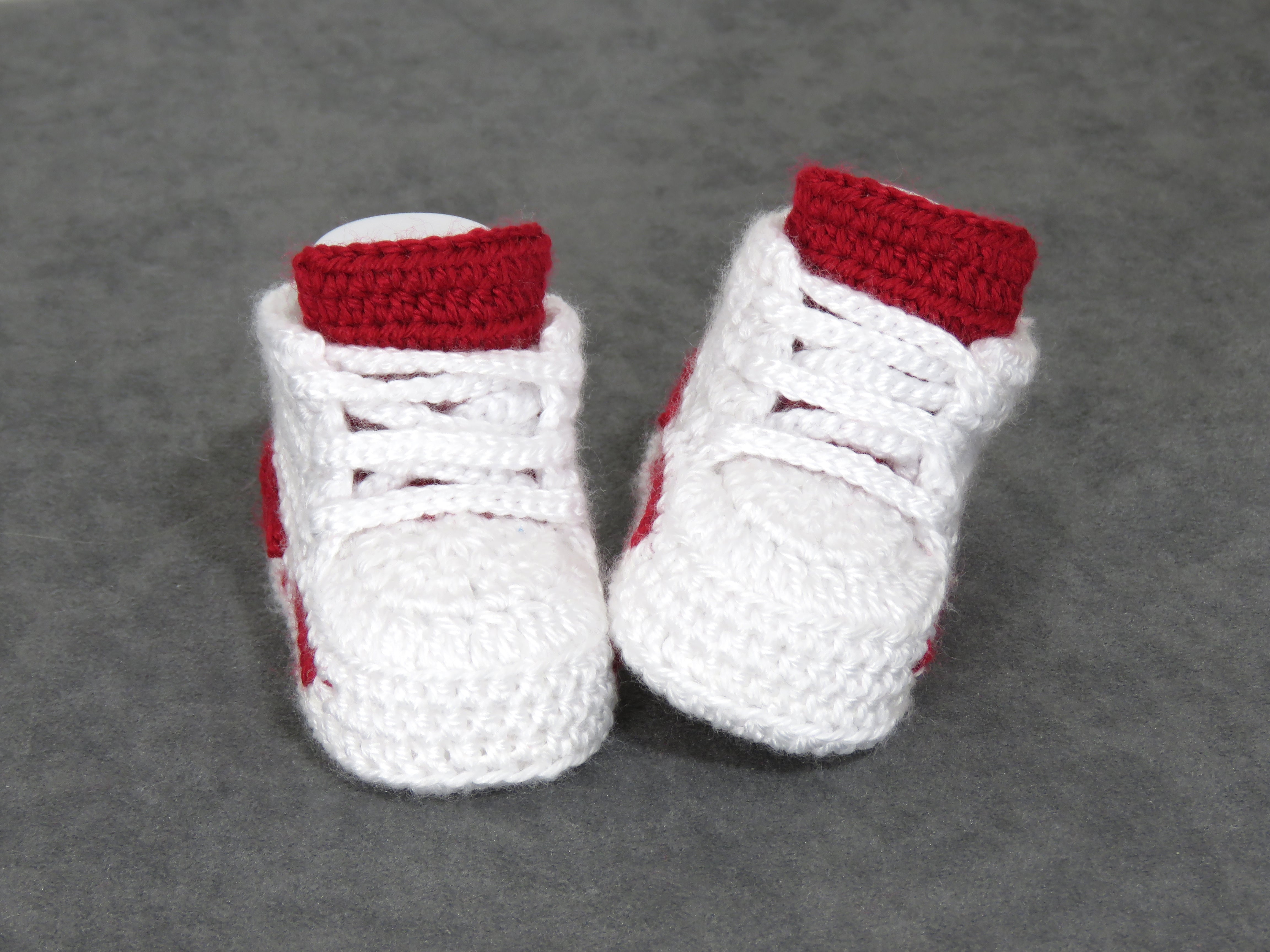 Liebevoll gehäkelte Babyschuhe