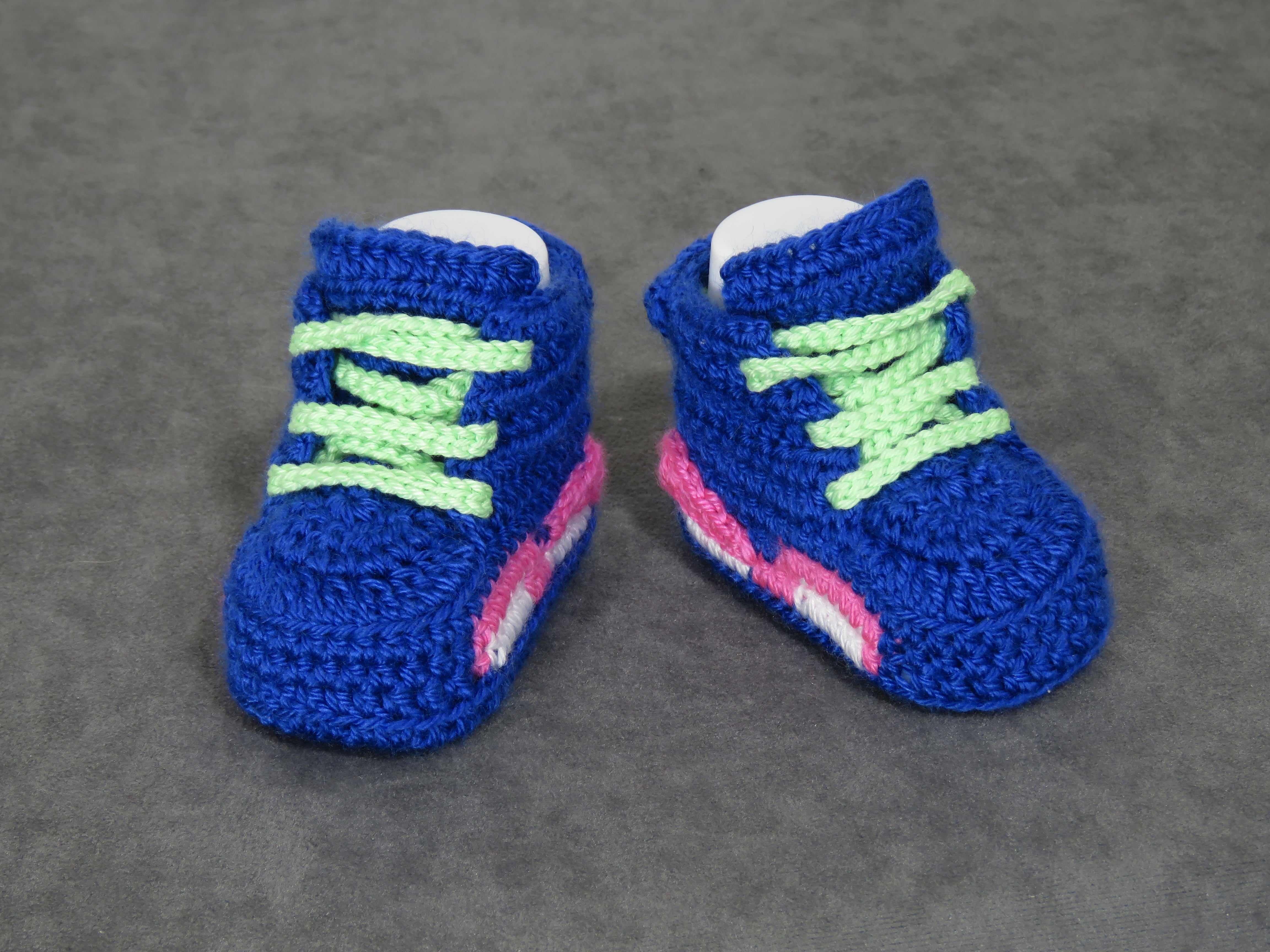 Liebevoll gehäkelte Babyschuhe