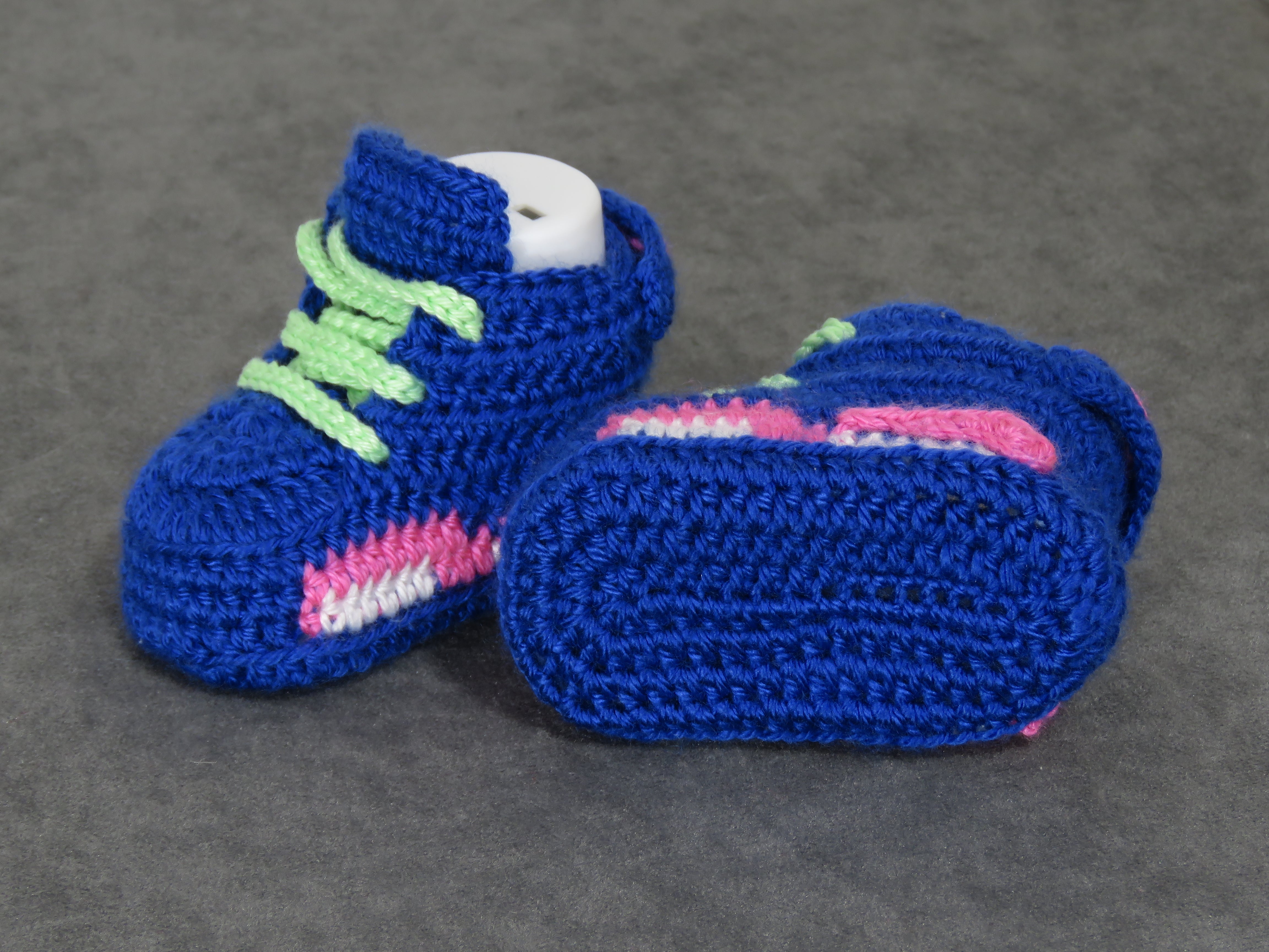 Liebevoll gehäkelte Babyschuhe