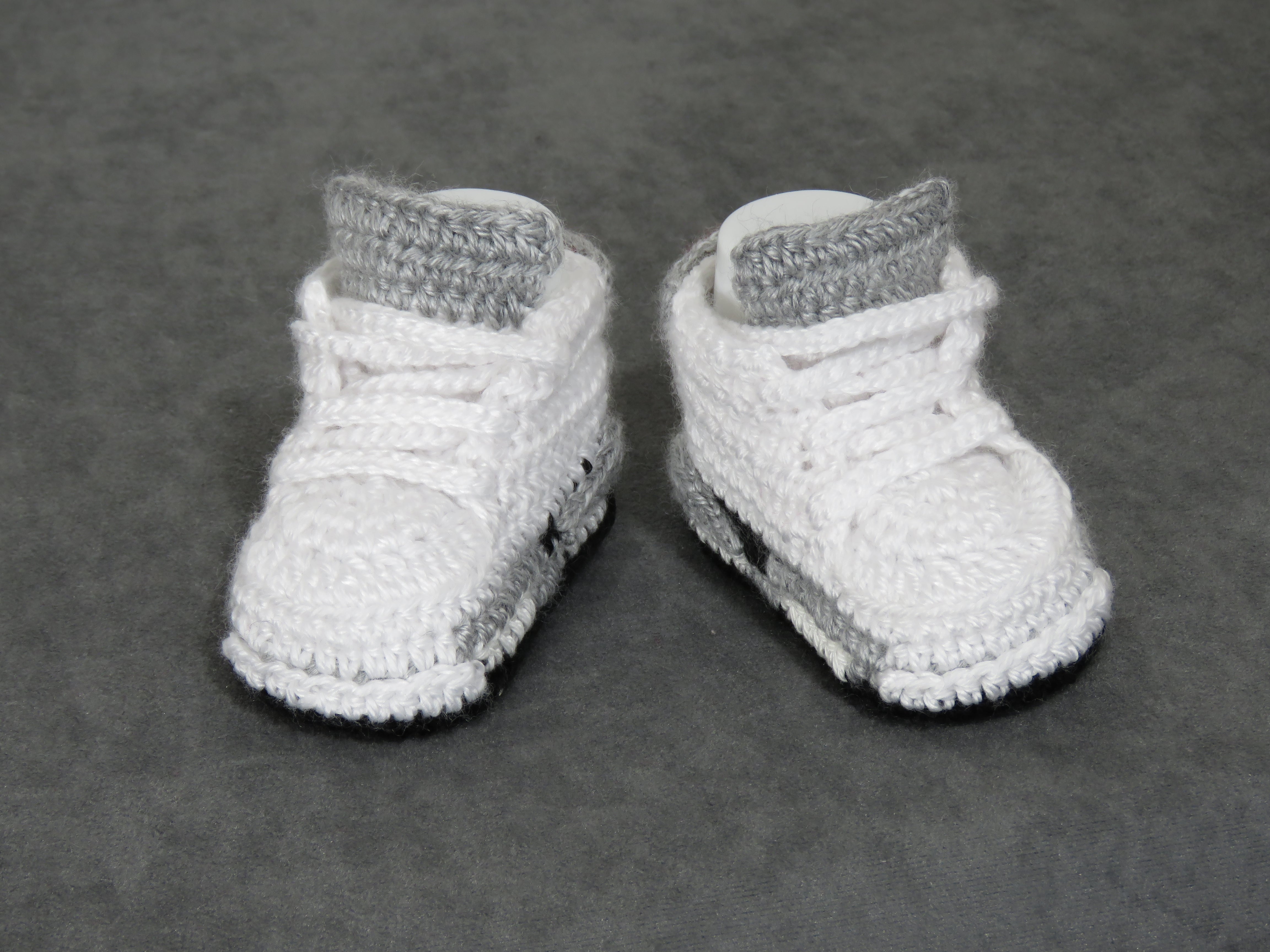 Liebevoll gehäkelte Babyschuhe