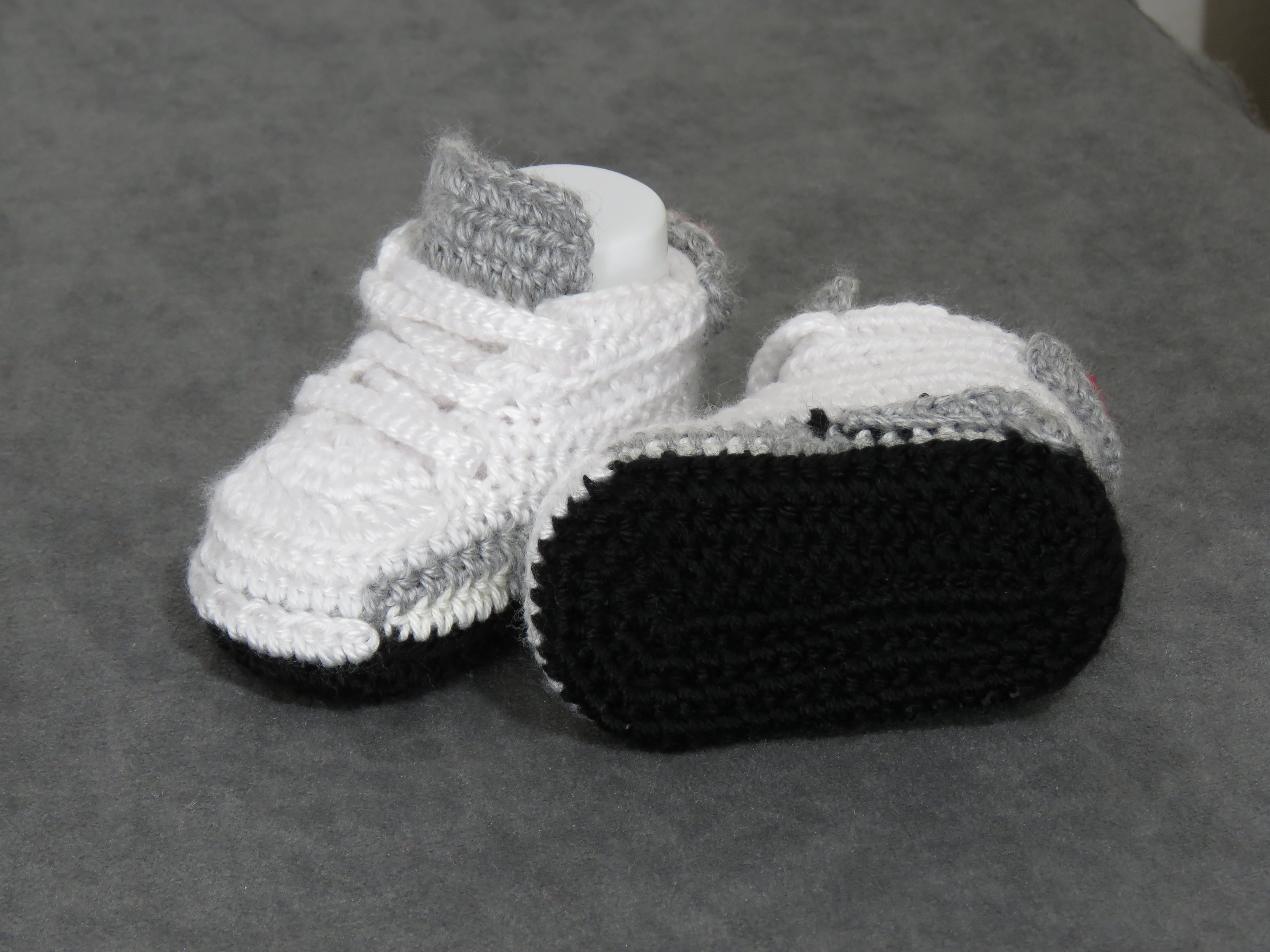 Liebevoll gehäkelte Babyschuhe