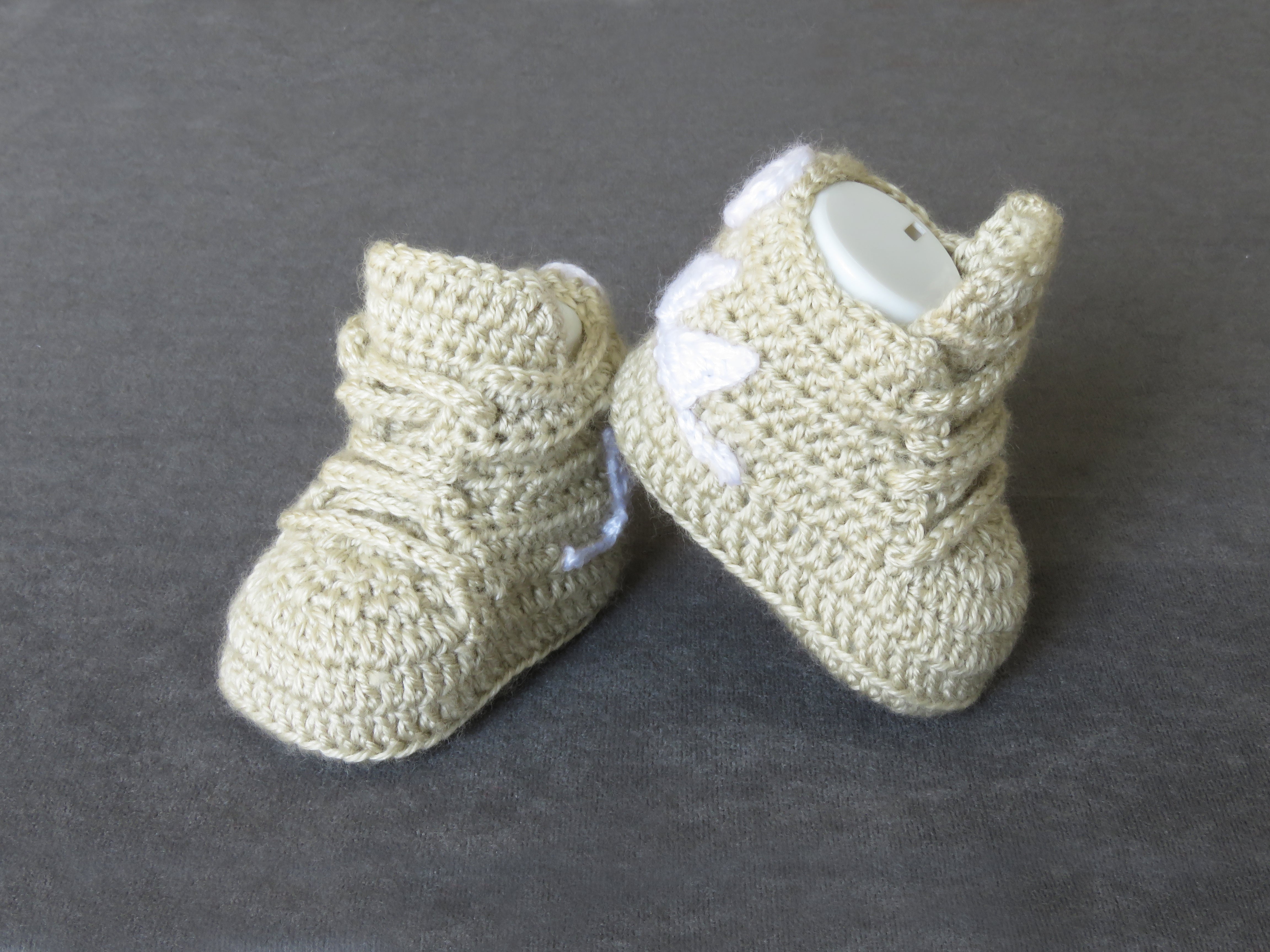 Liebevoll gehäkelte Babyschuhe