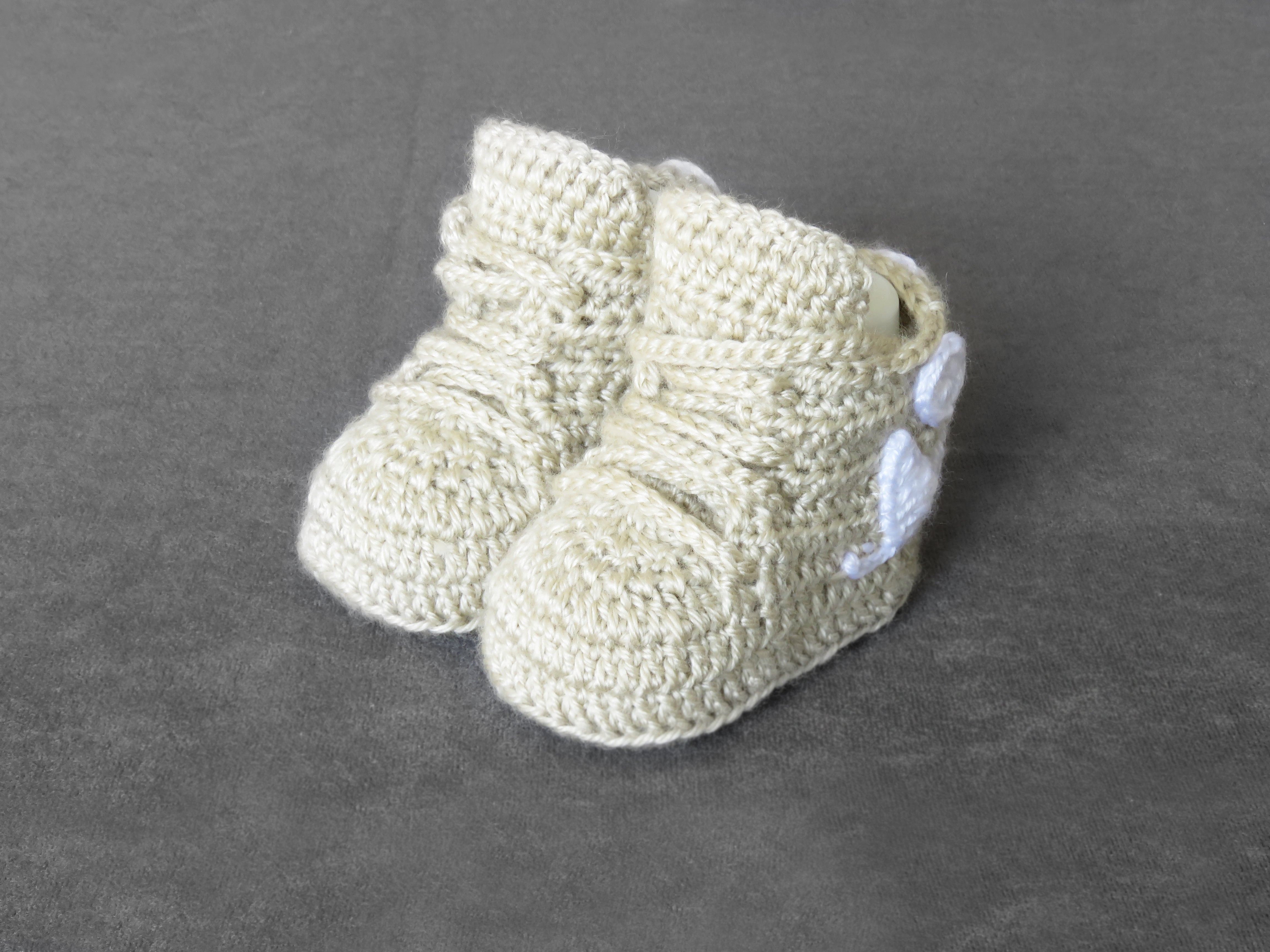 Liebevoll gehäkelte Babyschuhe