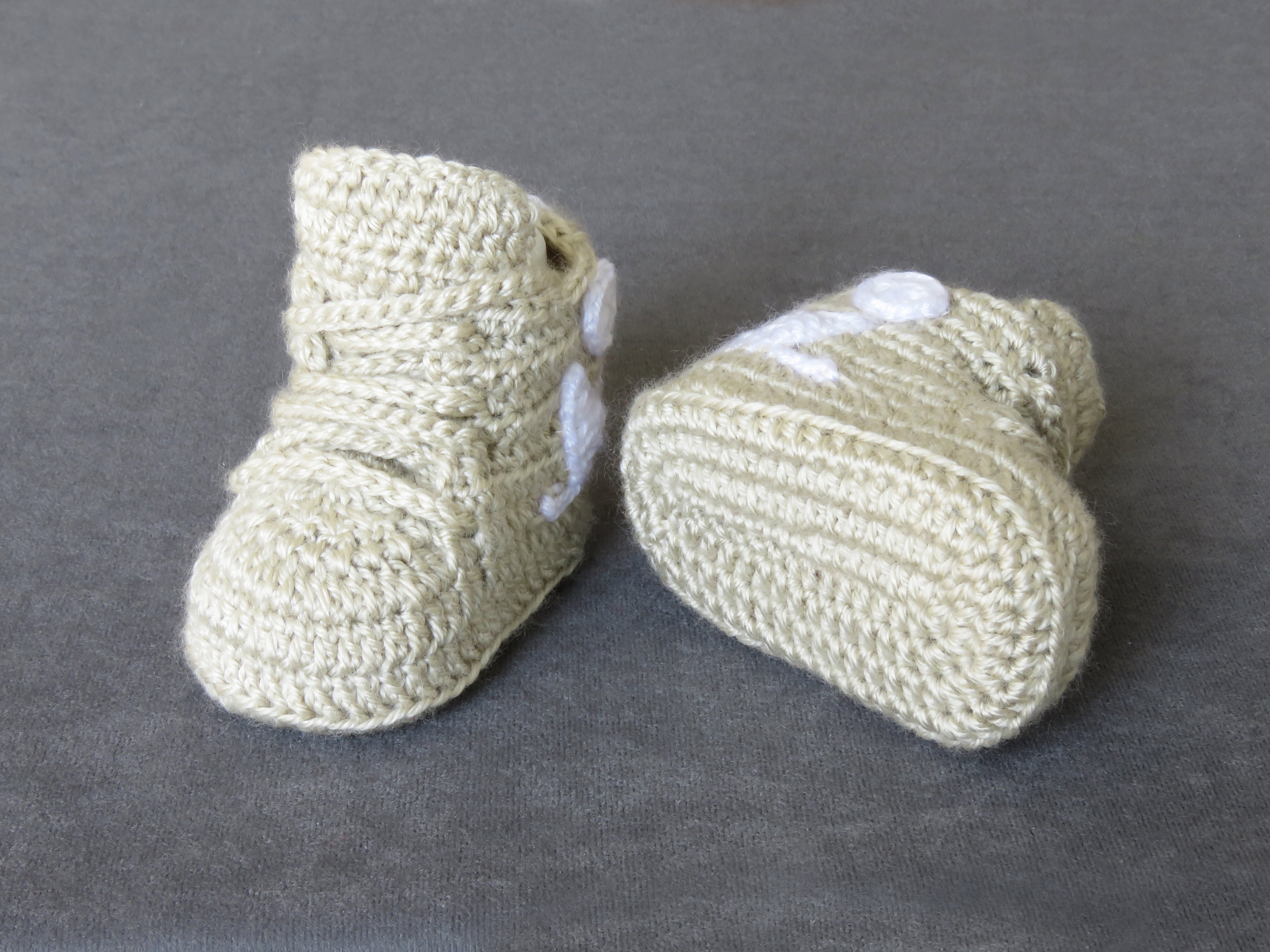 Liebevoll gehäkelte Babyschuhe