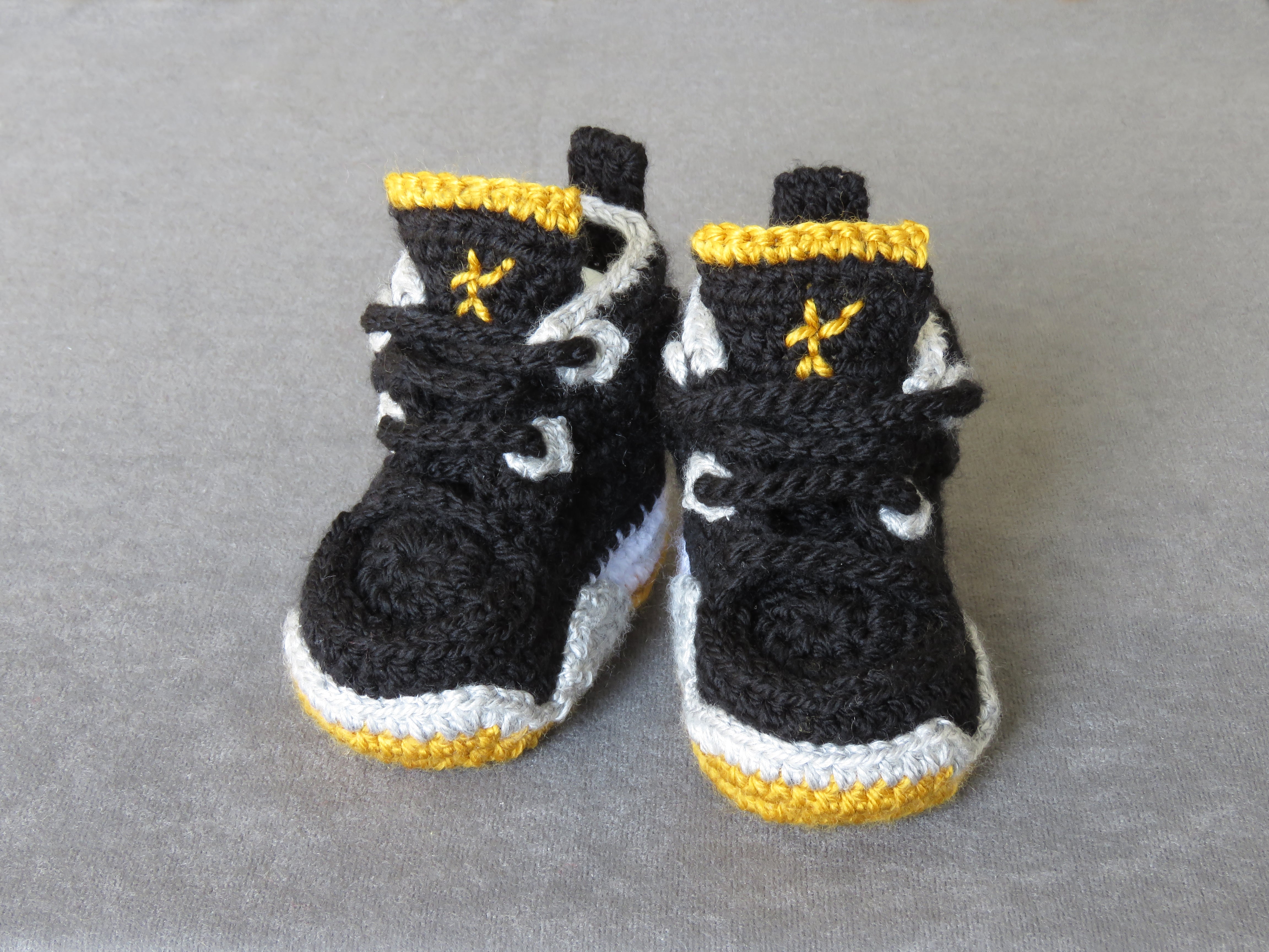 Liebevoll gehäkelte Babyschuhe