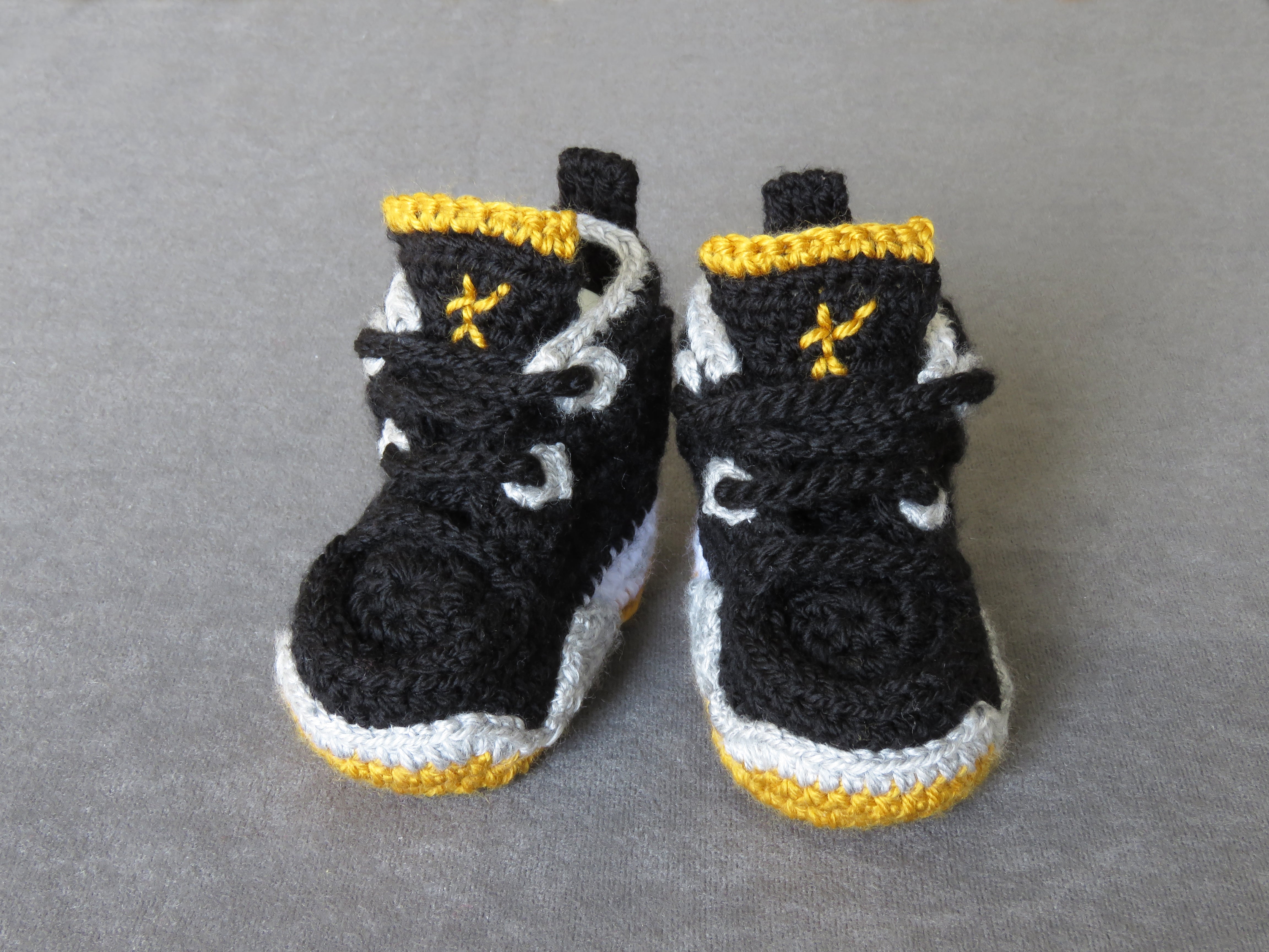 Liebevoll gehäkelte Babyschuhe