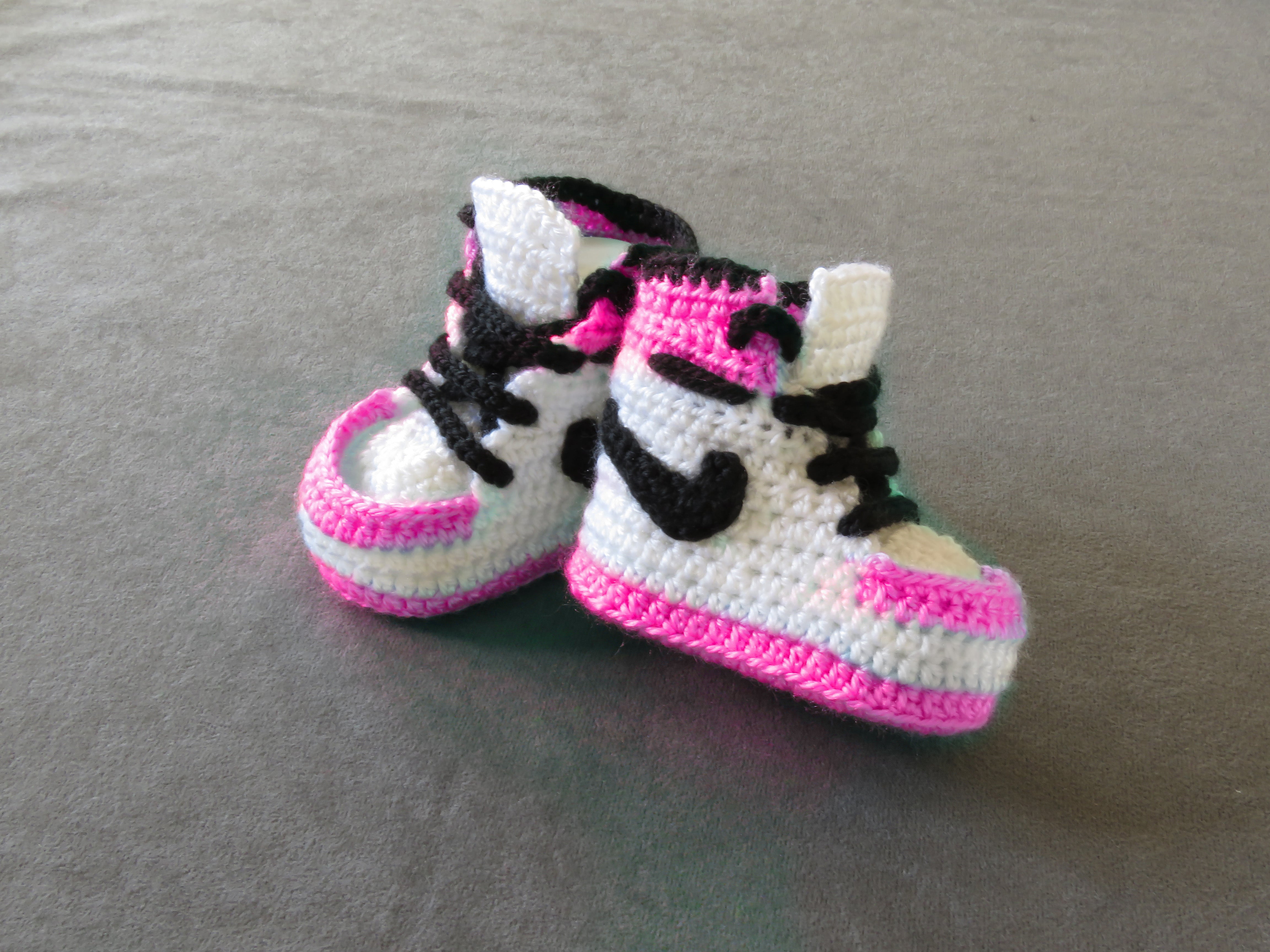 Liebevoll gehäkelte Babyschuhe