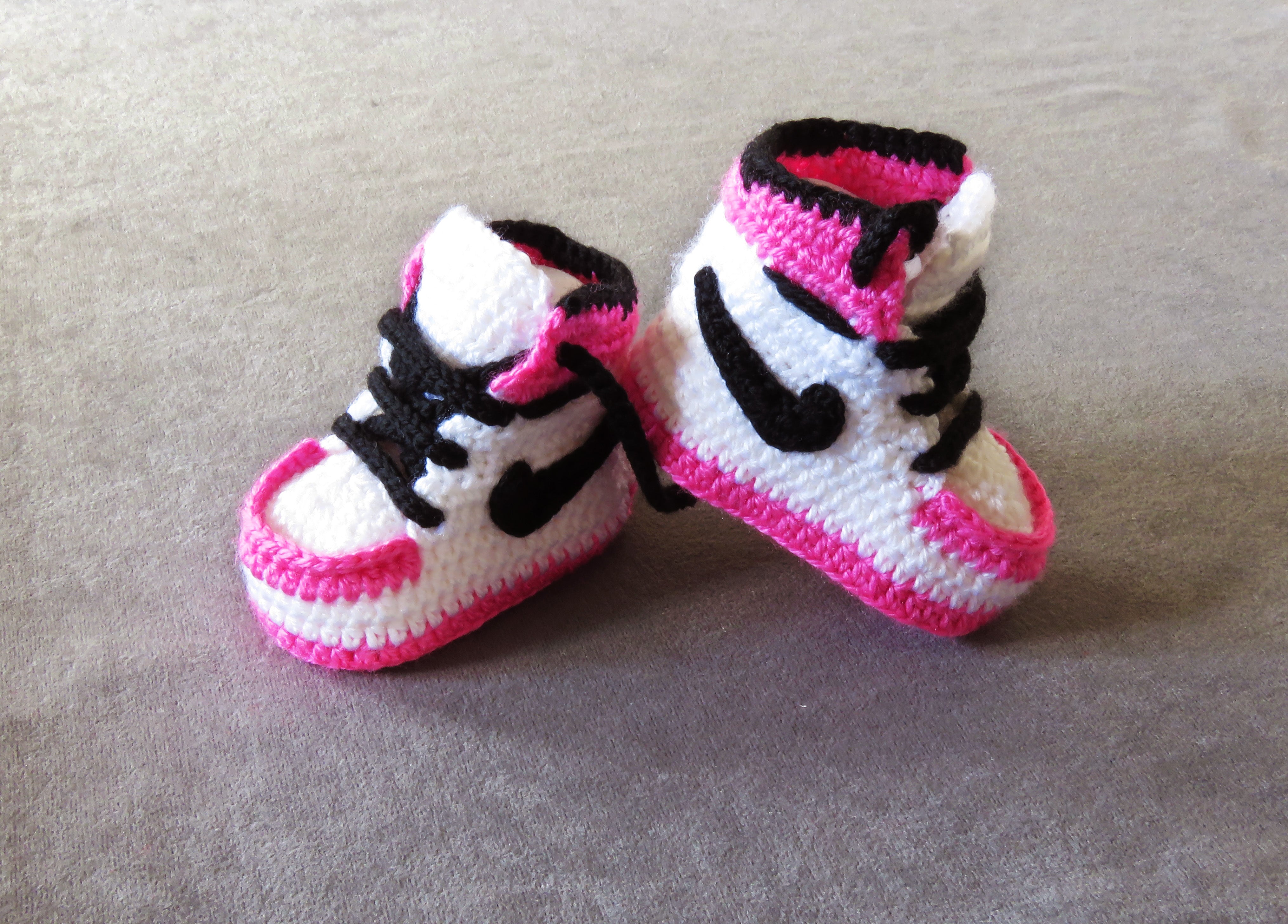 Liebevoll gehäkelte Babyschuhe