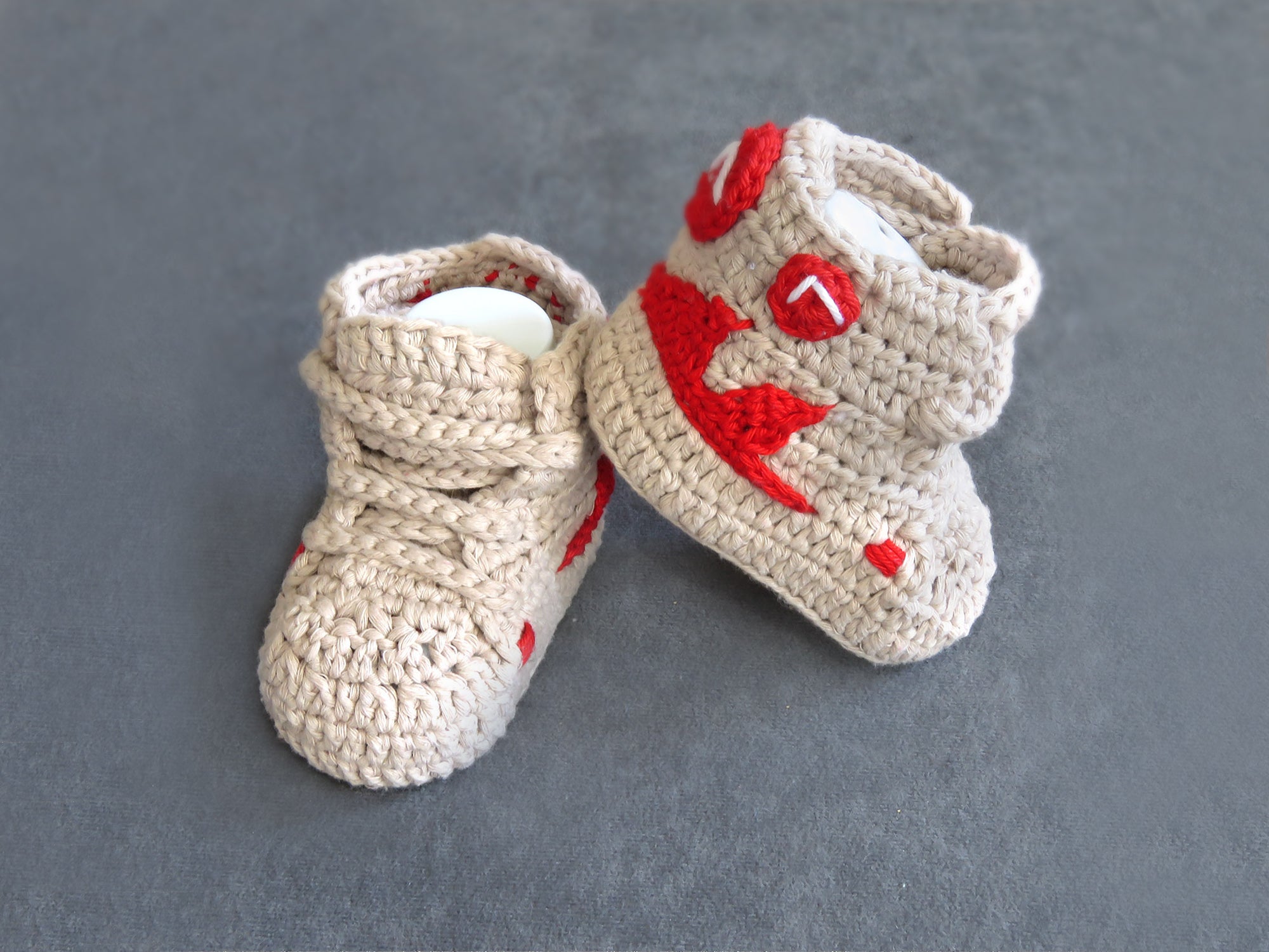 Liebevoll gehäkelte Babyschuhe