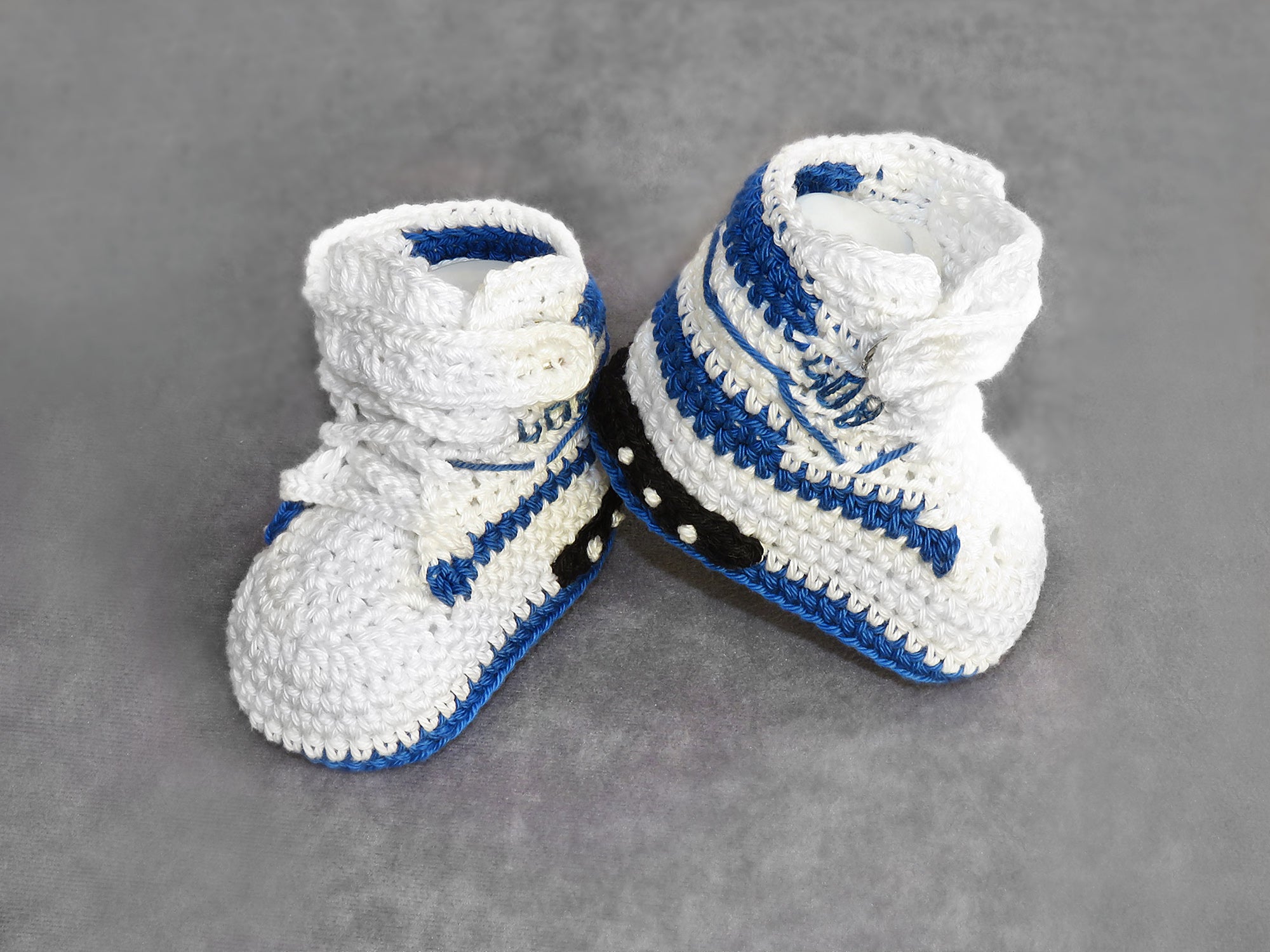 Liebevoll gehäkelte Babyschuhe