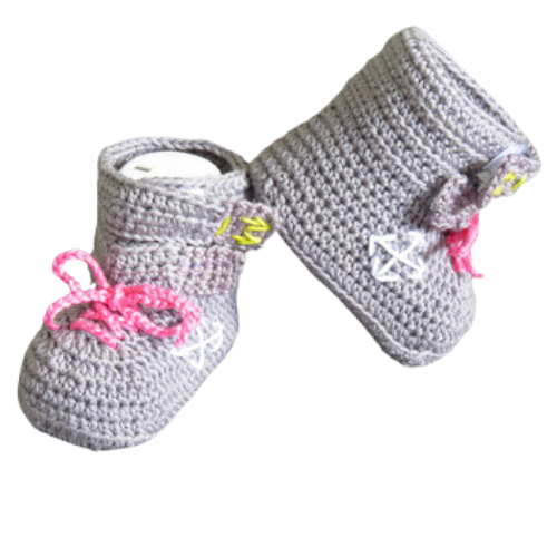 Liebevoll gehäkelte Babyschuhe