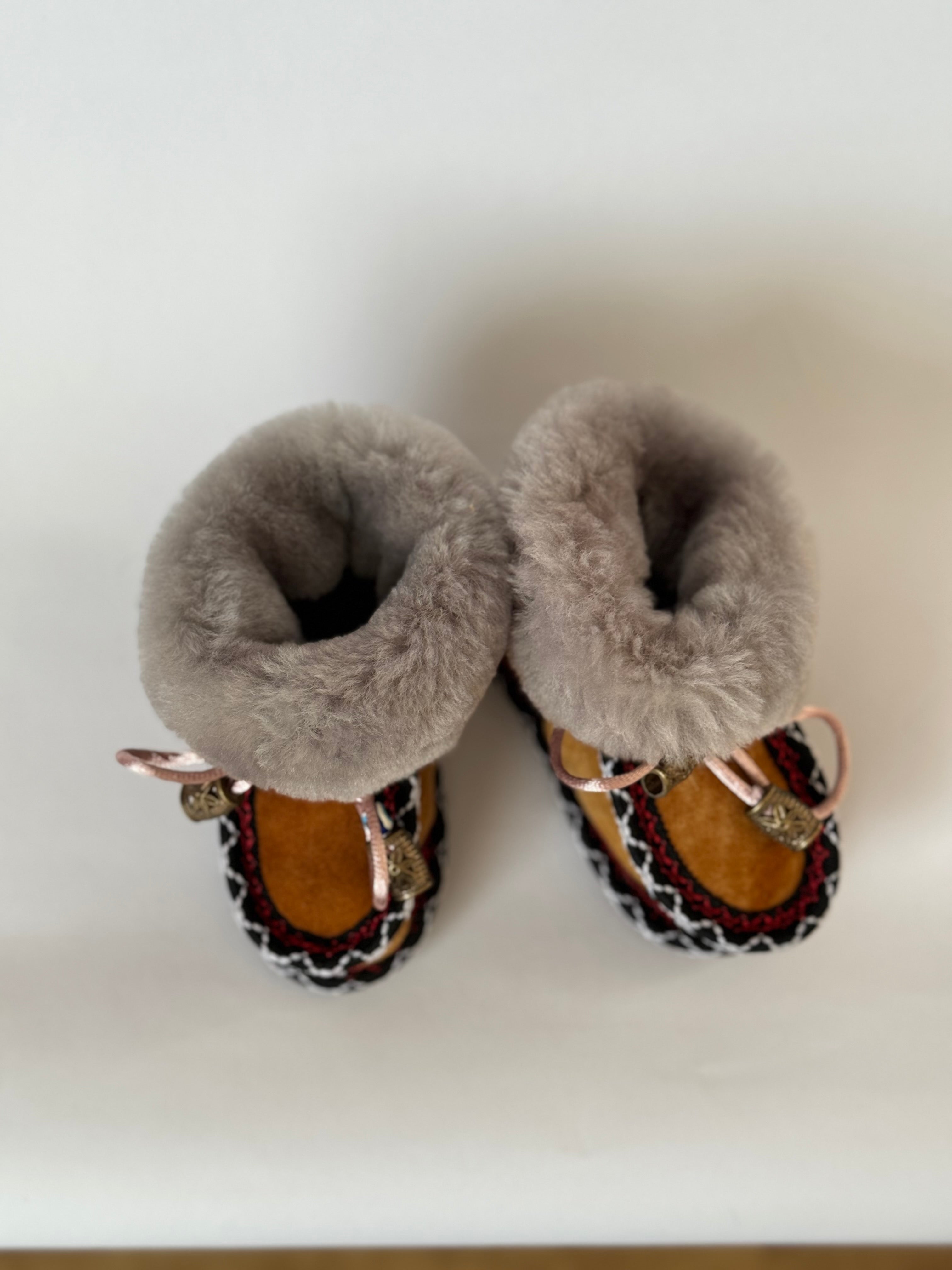 Eskimo Babyschuhe aus Schaffell