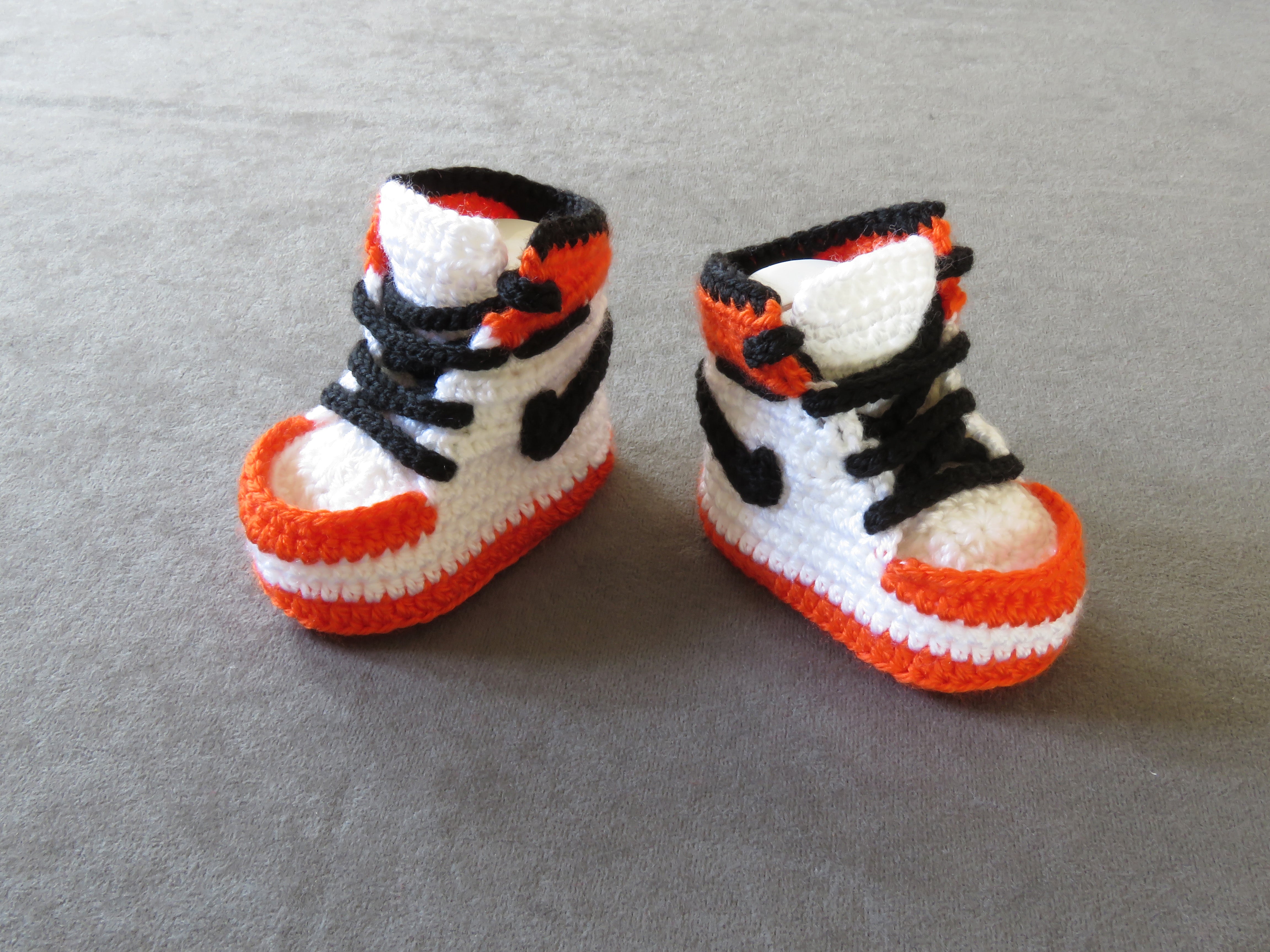 Liebevoll gehäkelte Babyschuhe