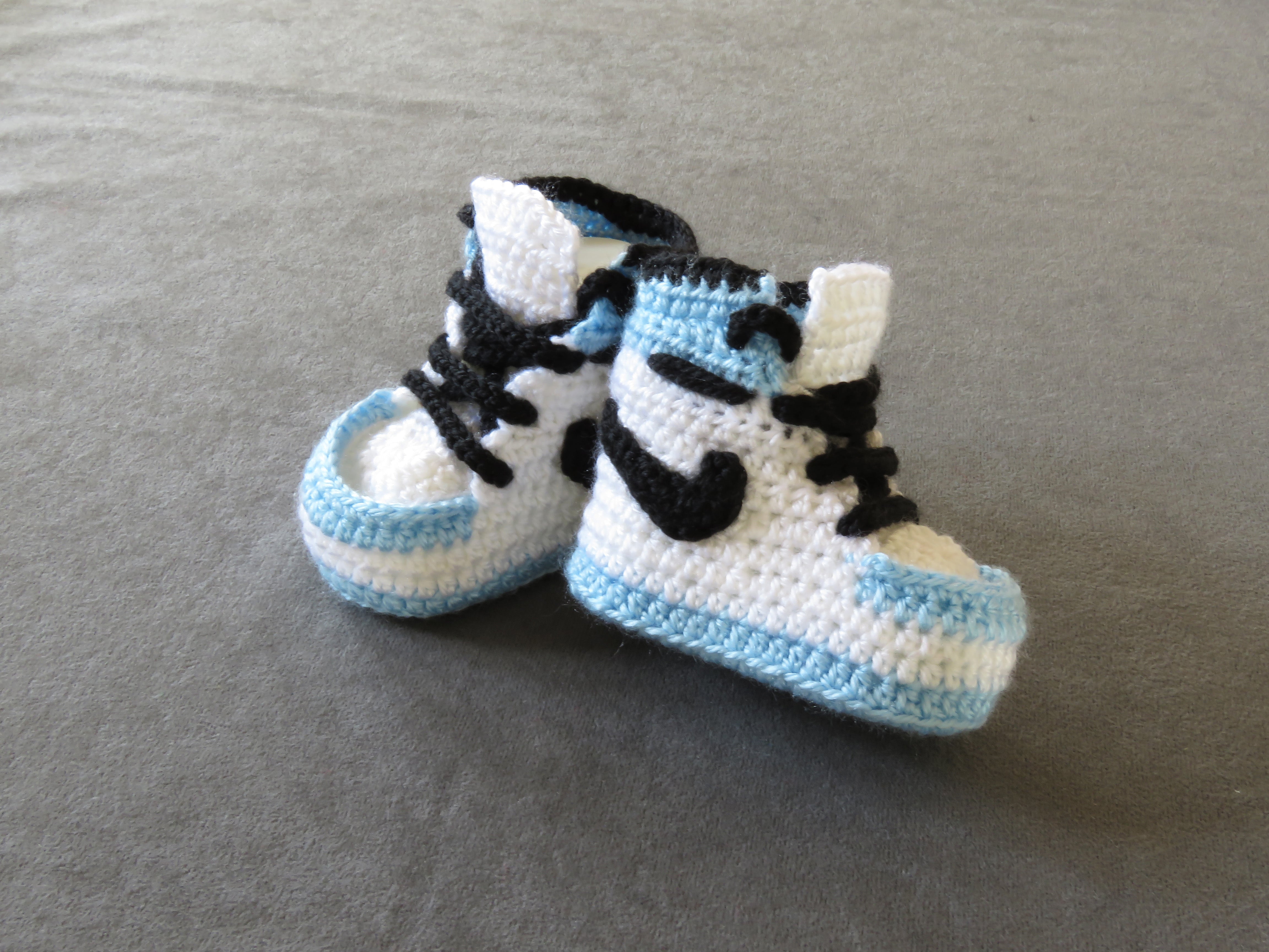 Liebevoll gehäkelte Babyschuhe